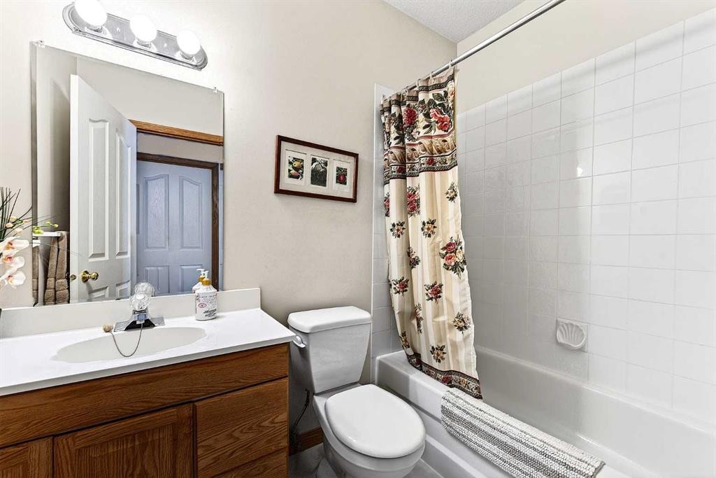 219 Hidden Ranch Circle Nw, Calgary, AB - Indoor Photo Showing Bathroom