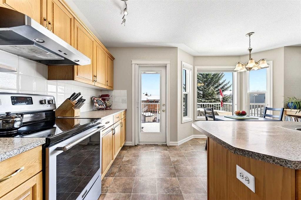 219 Hidden Ranch Circle Nw, Calgary, AB - Indoor Photo Showing Kitchen