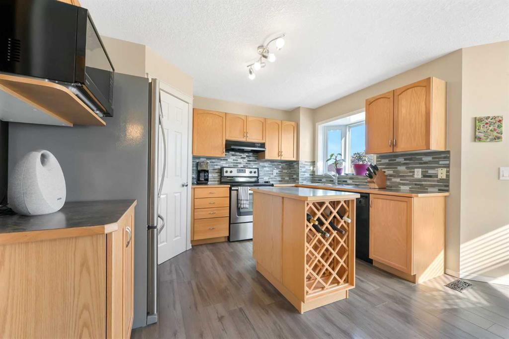 40 Eversyde Circle Sw, Calgary, AB - Indoor Photo Showing Kitchen