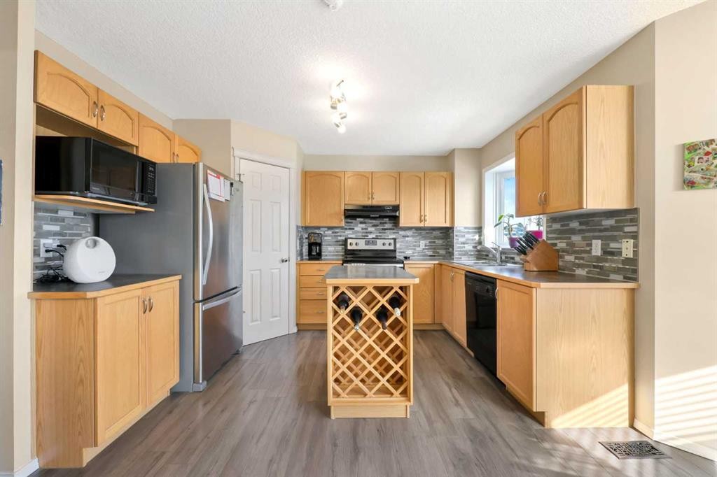 40 Eversyde Circle Sw, Calgary, AB - Indoor Photo Showing Kitchen
