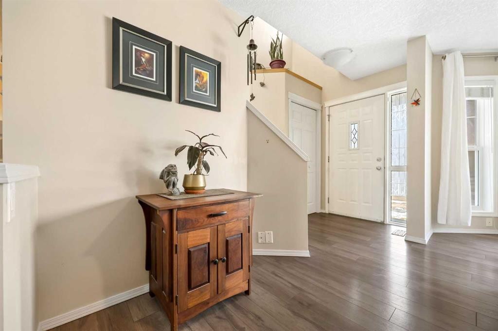 40 Eversyde Circle Sw, Calgary, AB - Indoor Photo Showing Other Room