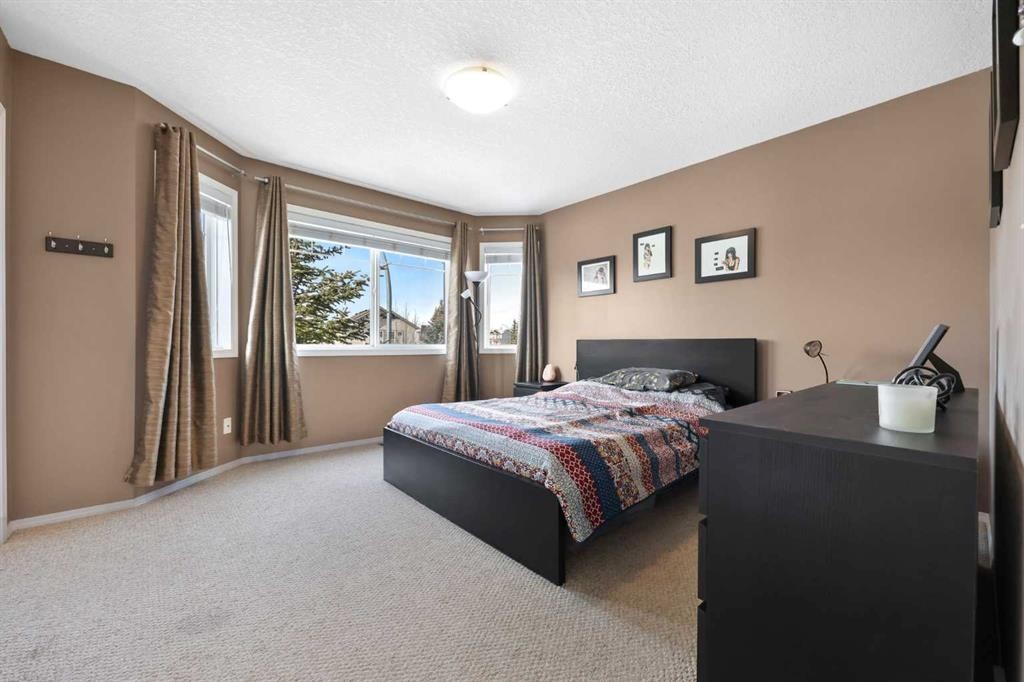40 Eversyde Circle Sw, Calgary, AB - Indoor Photo Showing Bedroom