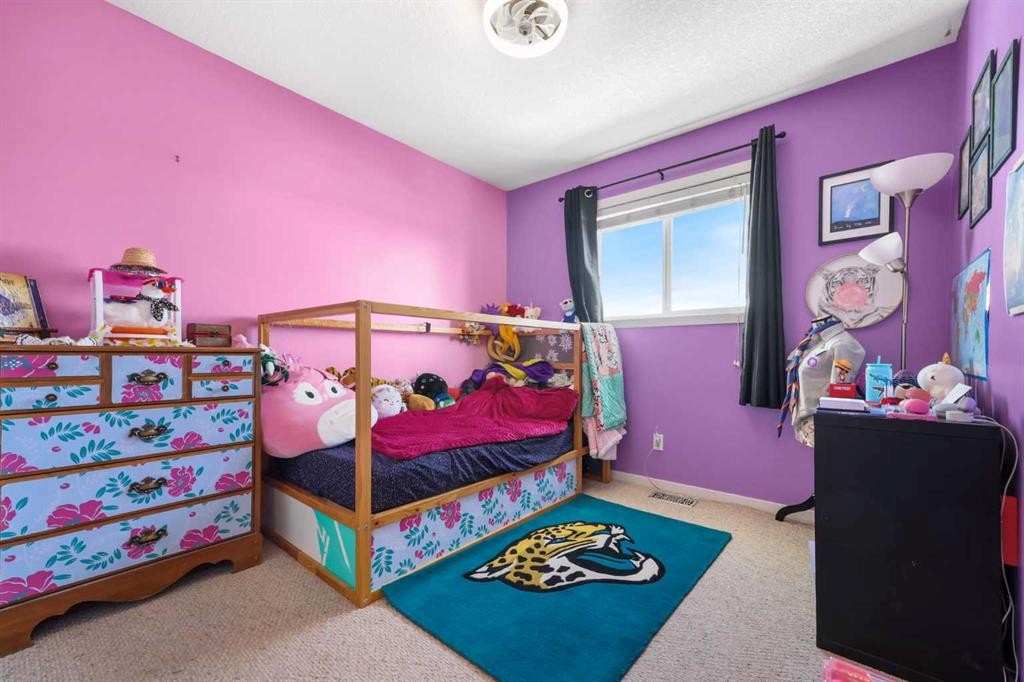 40 Eversyde Circle Sw, Calgary, AB - Indoor Photo Showing Bedroom