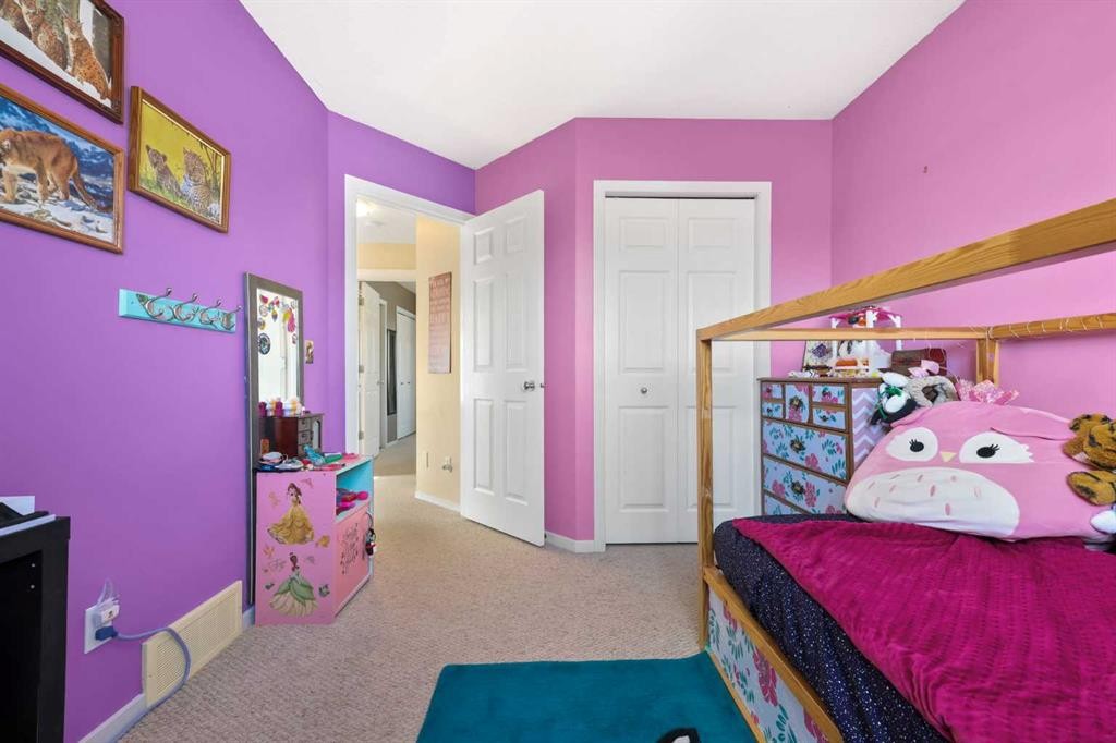 40 Eversyde Circle Sw, Calgary, AB - Indoor Photo Showing Bedroom