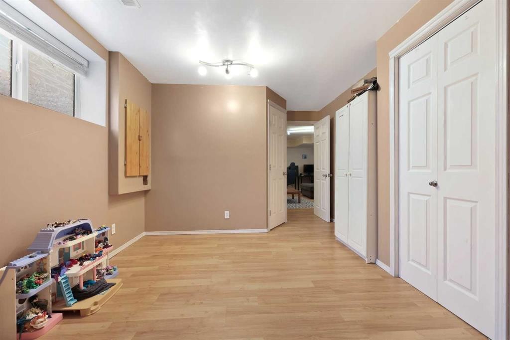 40 Eversyde Circle Sw, Calgary, AB - Indoor Photo Showing Other Room