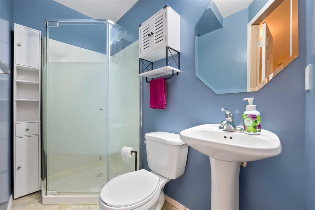 40 Eversyde Circle Sw, Calgary, AB - Indoor Photo Showing Bathroom