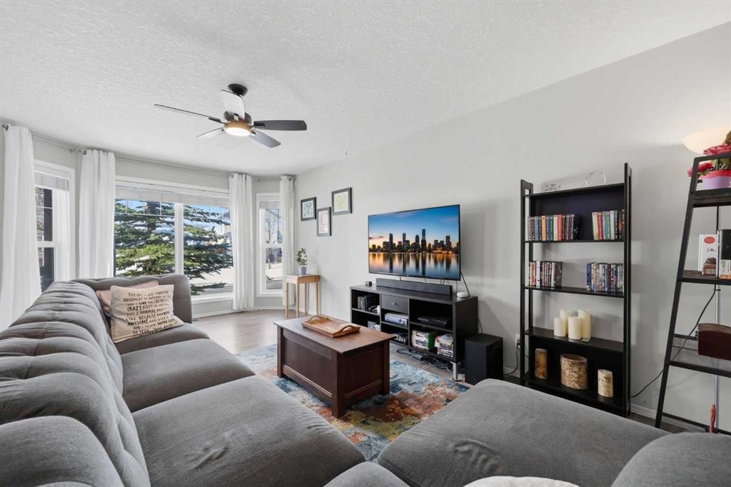 40 Eversyde Circle Sw, Calgary, AB - Indoor Photo Showing Living Room