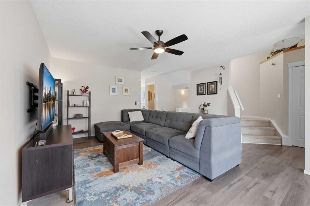 40 Eversyde Circle Sw, Calgary, AB - Indoor Photo Showing Living Room
