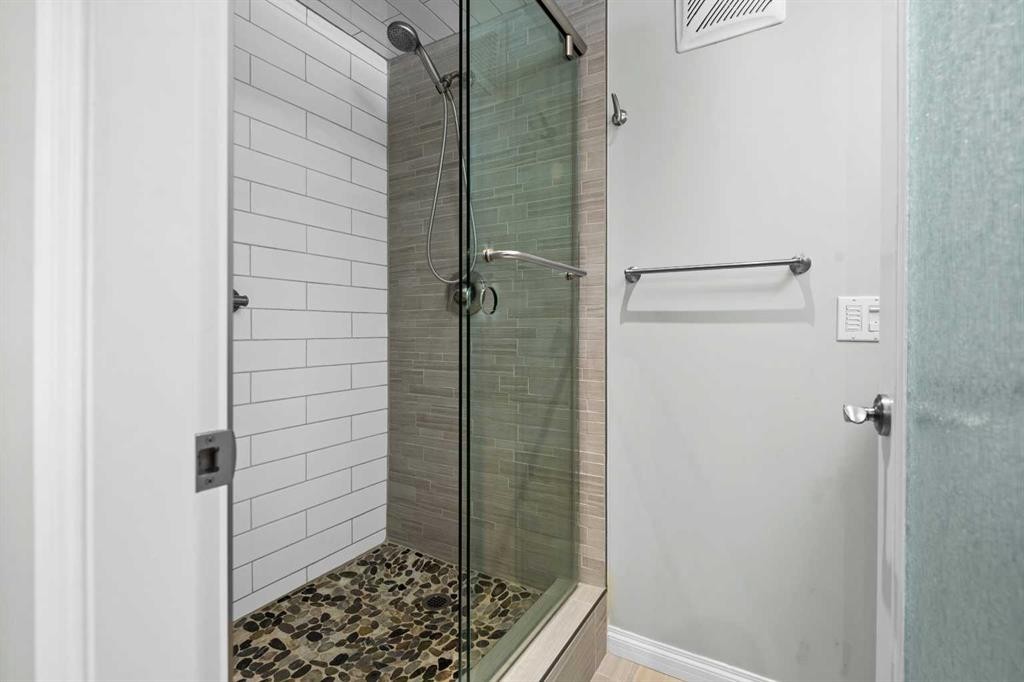 7715 67 Avenue Nw, Calgary, AB - Indoor Photo Showing Bathroom