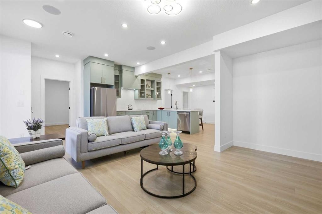 230 Royal Birch View Nw, Calgary, AB - Indoor Photo Showing Living Room