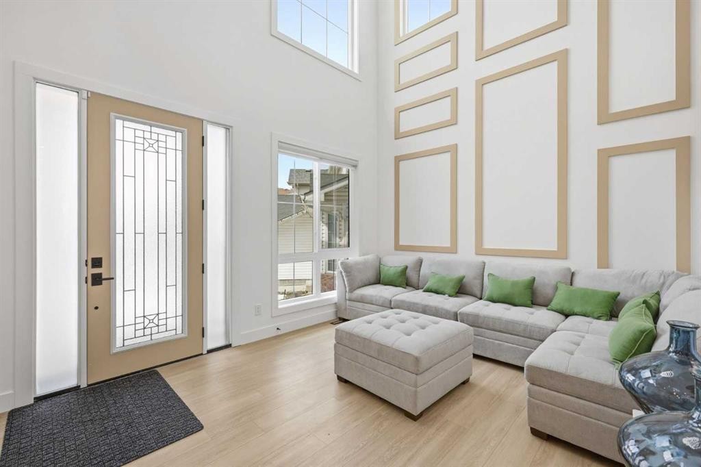 230 Royal Birch View Nw, Calgary, AB - Indoor Photo Showing Living Room