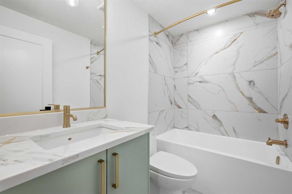 230 Royal Birch View Nw, Calgary, AB - Indoor Photo Showing Bathroom