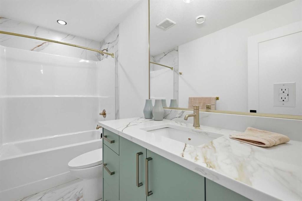 230 Royal Birch View Nw, Calgary, AB - Indoor Photo Showing Bathroom