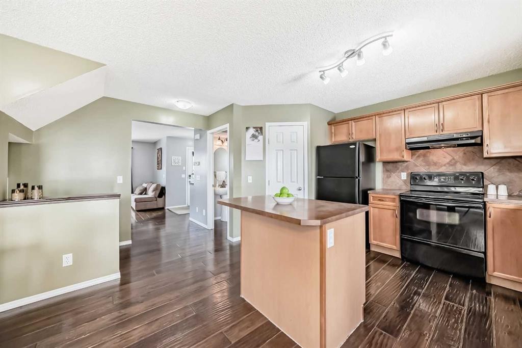 71 Covepark Rise Ne, Calgary, AB - Indoor Photo Showing Kitchen