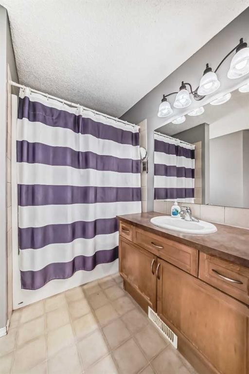 71 Covepark Rise Ne, Calgary, AB - Indoor Photo Showing Bathroom