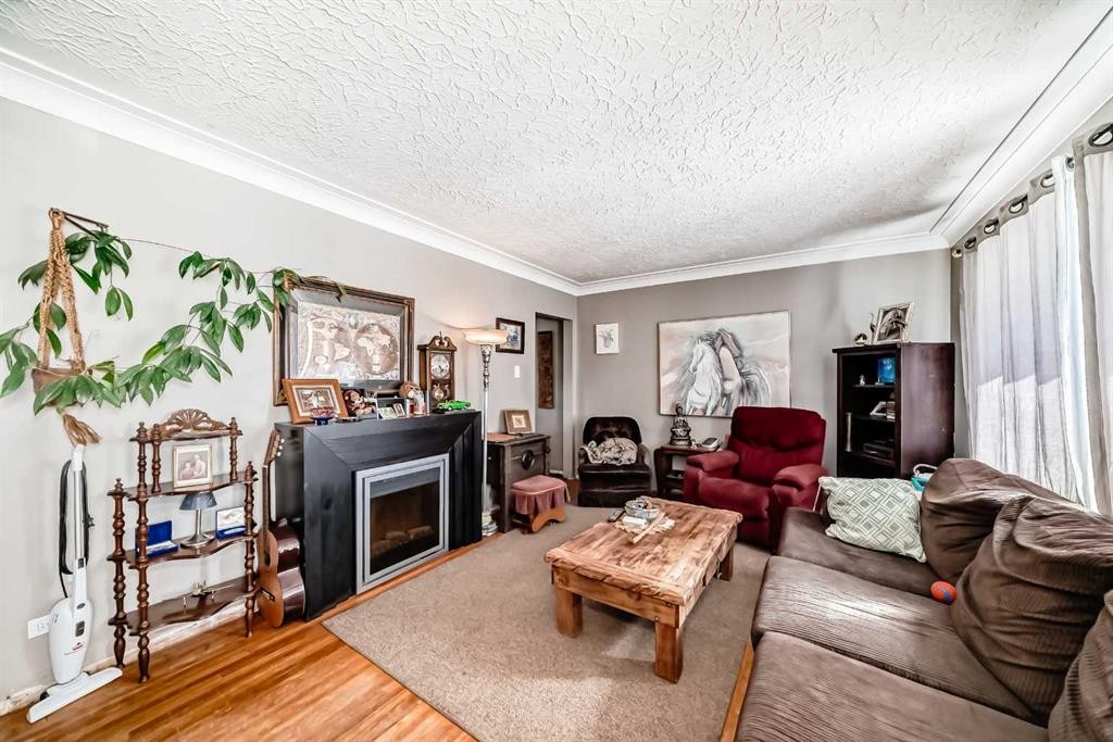 440 36 Avenue Nw, Calgary, AB - Indoor Photo Showing Living Room With Fireplace