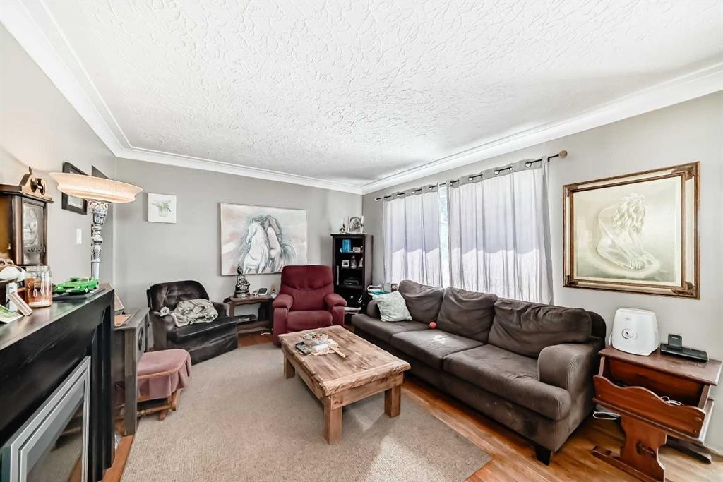 440 36 Avenue Nw, Calgary, AB - Indoor Photo Showing Living Room