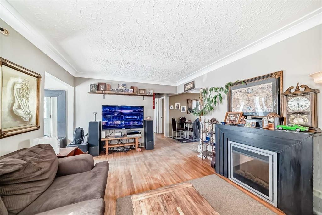 440 36 Avenue Nw, Calgary, AB - Indoor Photo Showing Living Room With Fireplace