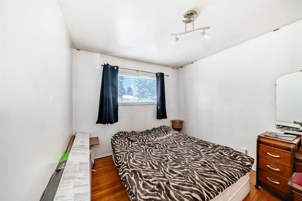 440 36 Avenue Nw, Calgary, AB - Indoor Photo Showing Bedroom