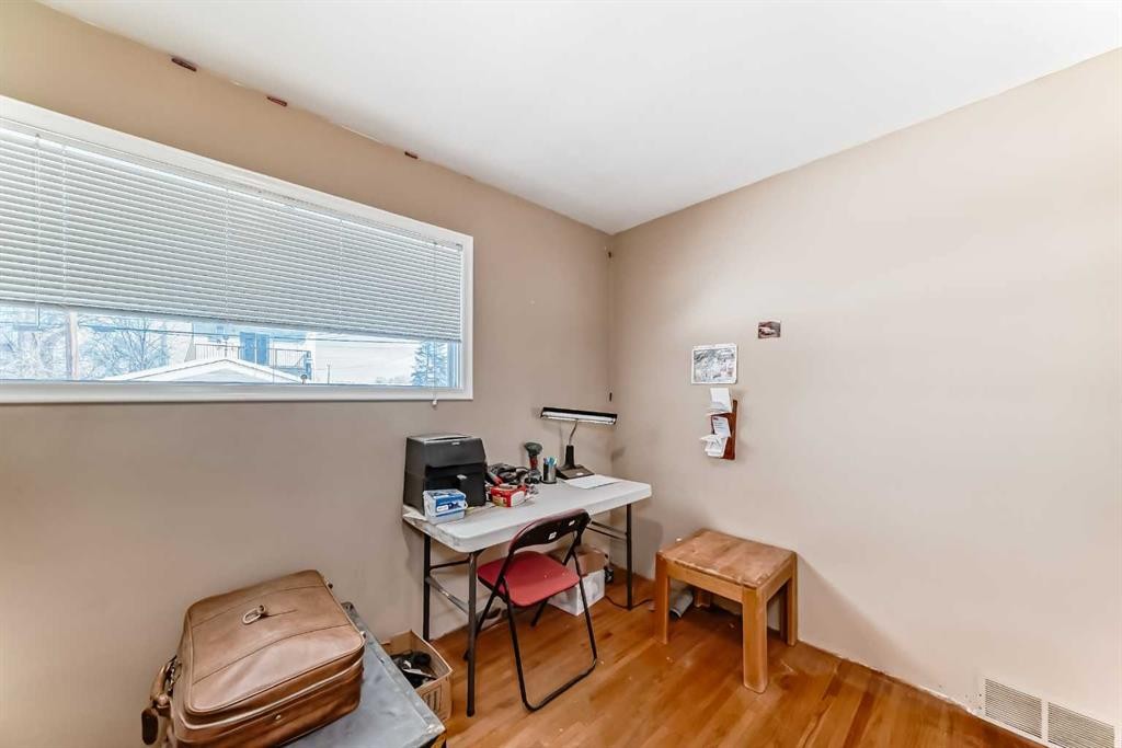 440 36 Avenue Nw, Calgary, AB - Indoor Photo Showing Office