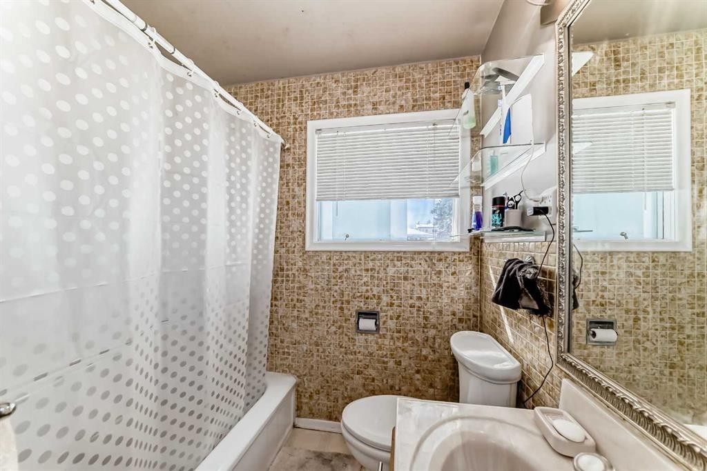 440 36 Avenue Nw, Calgary, AB - Indoor Photo Showing Bathroom