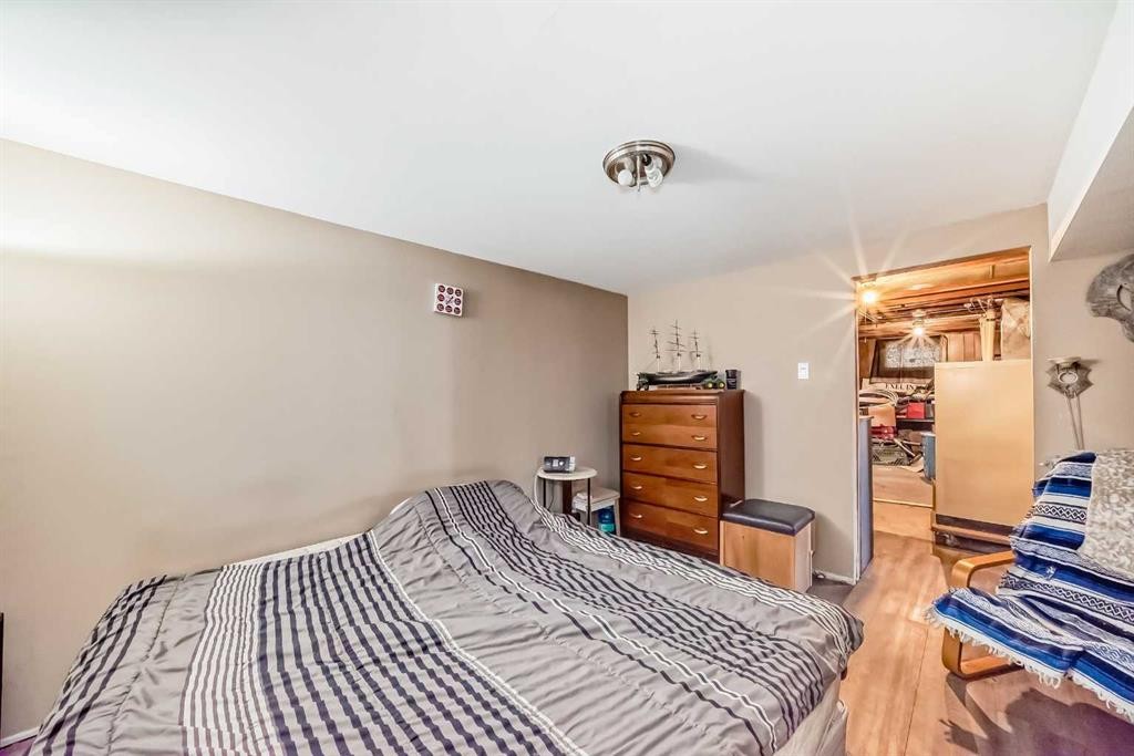 440 36 Avenue Nw, Calgary, AB - Indoor Photo Showing Bedroom