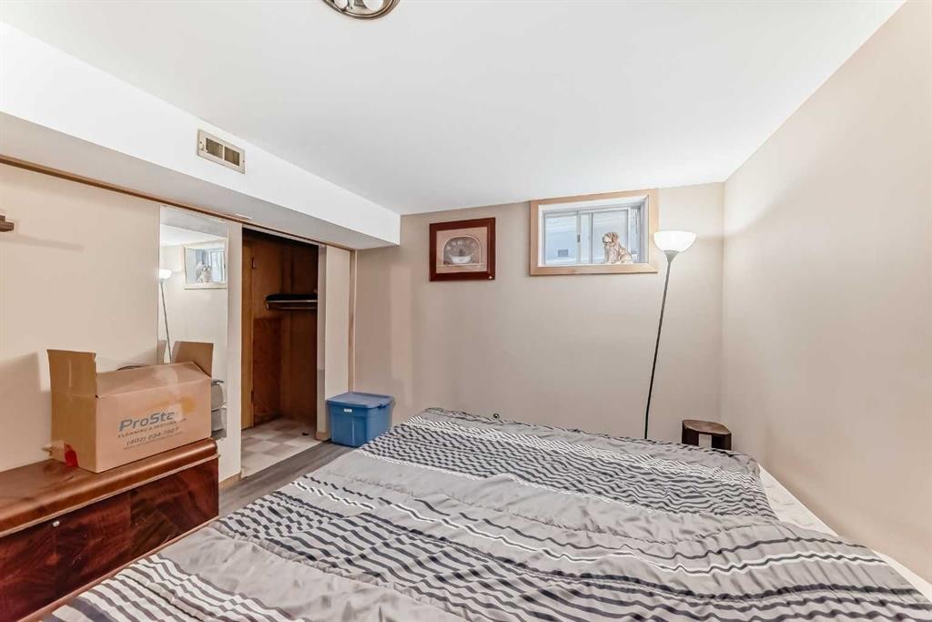 440 36 Avenue Nw, Calgary, AB - Indoor Photo Showing Bedroom
