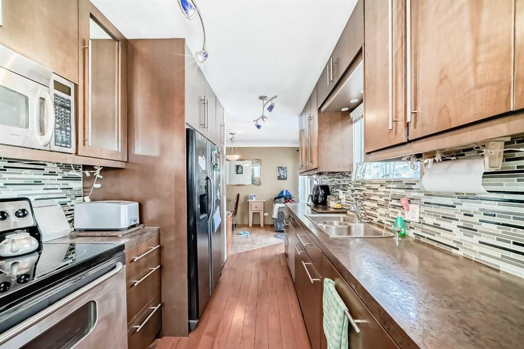 440 36 Avenue Nw, Calgary, AB - Indoor Photo Showing Kitchen With Double Sink With Upgraded Kitchen