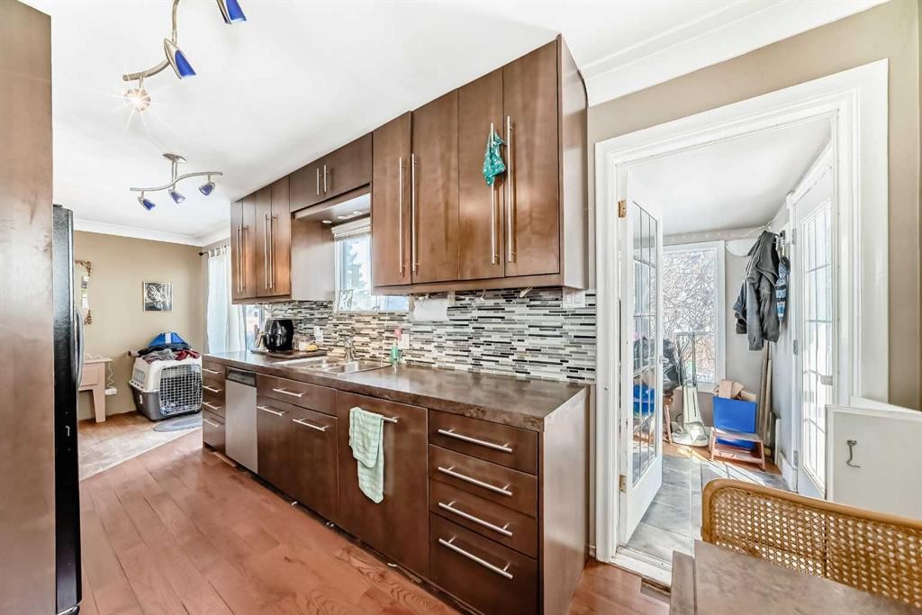 440 36 Avenue Nw, Calgary, AB - Indoor Photo Showing Kitchen
