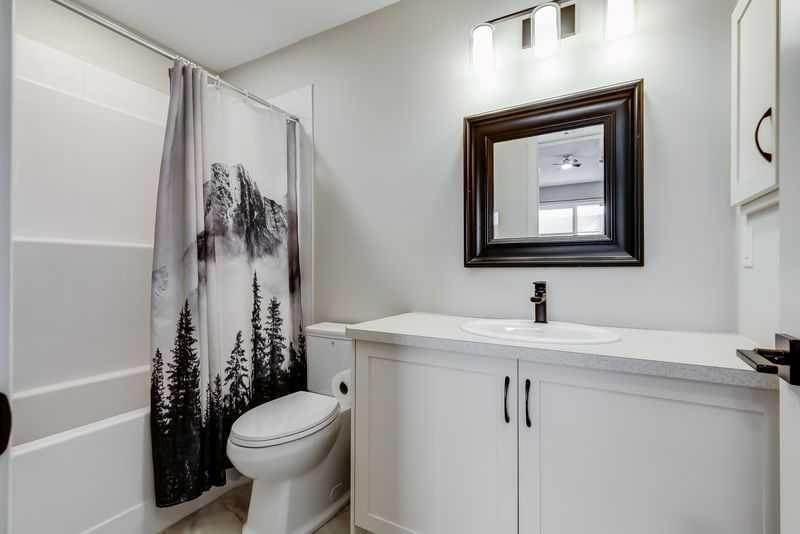 100 Langwell Common Se, Airdrie, AB - Indoor Photo Showing Bathroom
