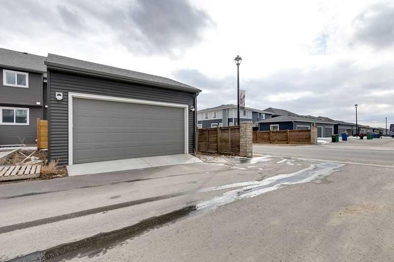 100 Langwell Common Se, Airdrie, AB - Outdoor