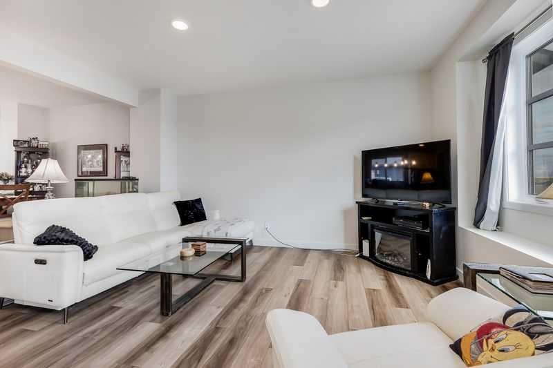 100 Langwell Common Se, Airdrie, AB - Indoor Photo Showing Living Room