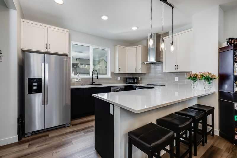 100 Langwell Common Se, Airdrie, AB - Indoor Photo Showing Kitchen With Stainless Steel Kitchen With Upgraded Kitchen