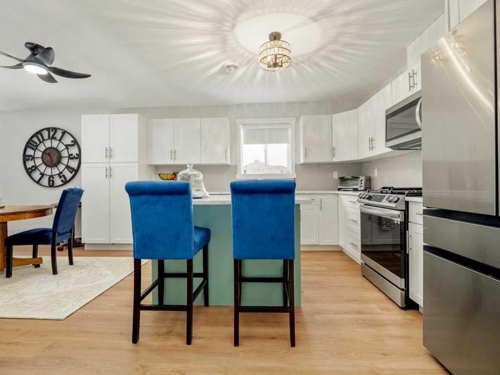318 Whispering Way, Vulcan, AB - Indoor Photo Showing Kitchen