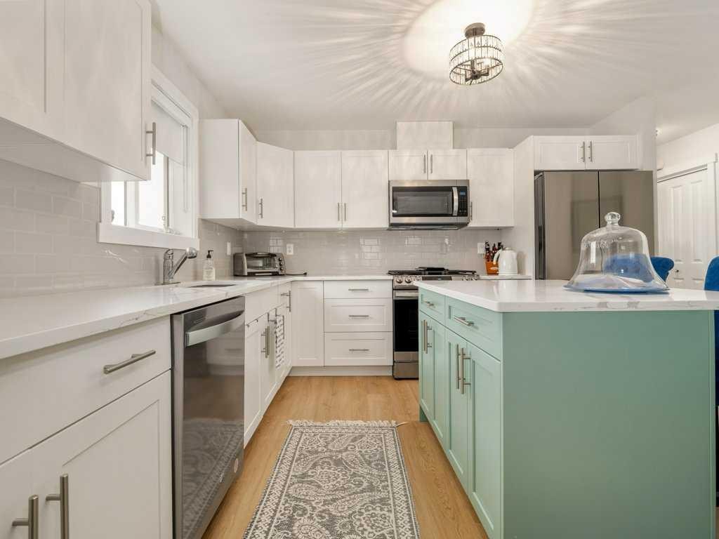 318 Whispering Way, Vulcan, AB - Indoor Photo Showing Kitchen With Upgraded Kitchen