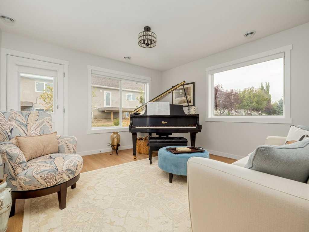 318 Whispering Way, Vulcan, AB - Indoor Photo Showing Living Room