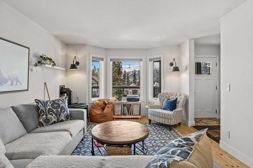 979 Wilson Way, Canmore, AB - Indoor Photo Showing Living Room