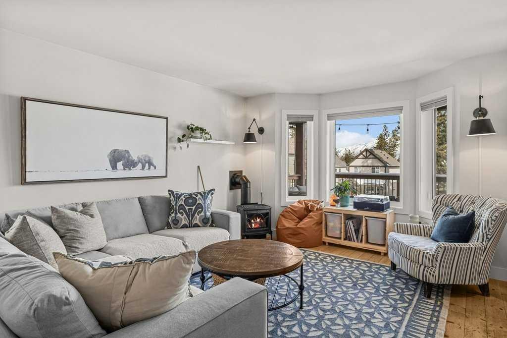 979 Wilson Way, Canmore, AB - Indoor Photo Showing Living Room
