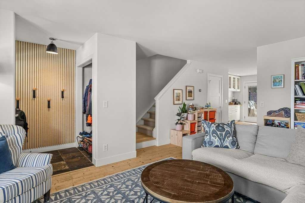 979 Wilson Way, Canmore, AB - Indoor Photo Showing Living Room