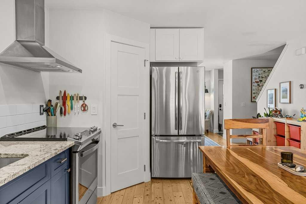 979 Wilson Way, Canmore, AB - Indoor Photo Showing Kitchen