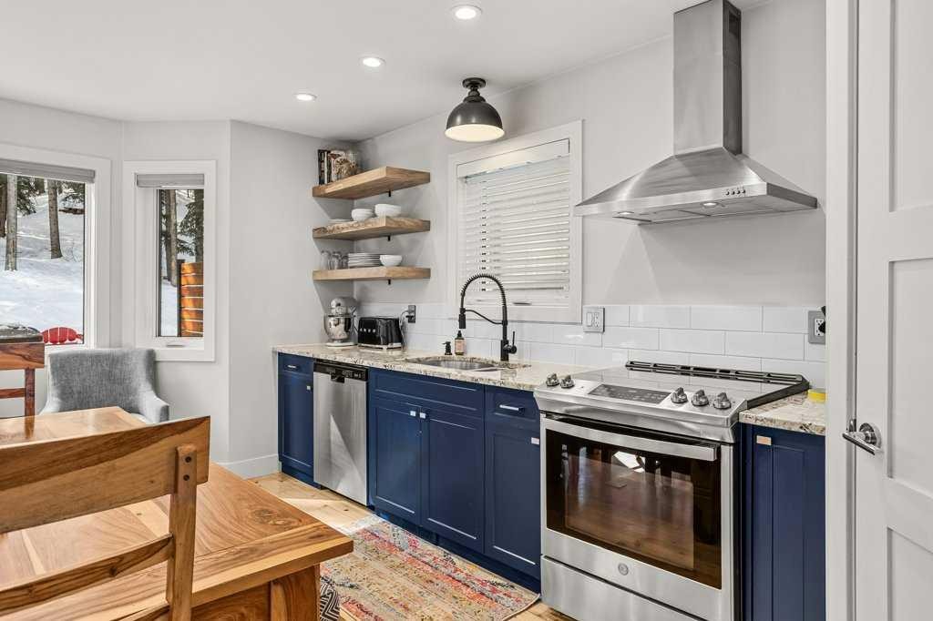 979 Wilson Way, Canmore, AB - Indoor Photo Showing Kitchen