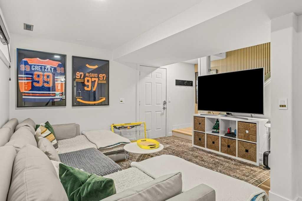 979 Wilson Way, Canmore, AB - Indoor Photo Showing Living Room