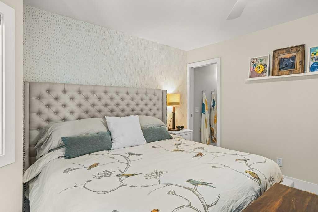 979 Wilson Way, Canmore, AB - Indoor Photo Showing Bedroom