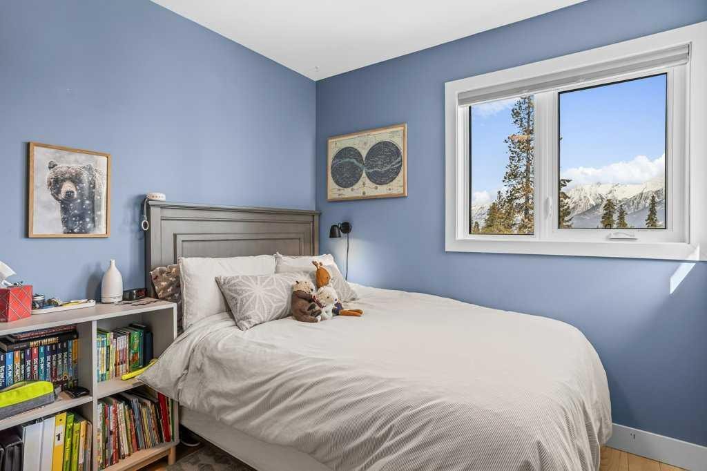979 Wilson Way, Canmore, AB - Indoor Photo Showing Bedroom