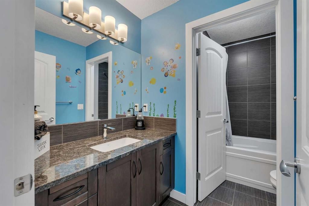 140 Rainbow Falls Heath, Chestermere, AB - Indoor Photo Showing Bathroom