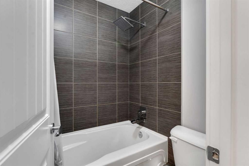 140 Rainbow Falls Heath, Chestermere, AB - Indoor Photo Showing Bathroom