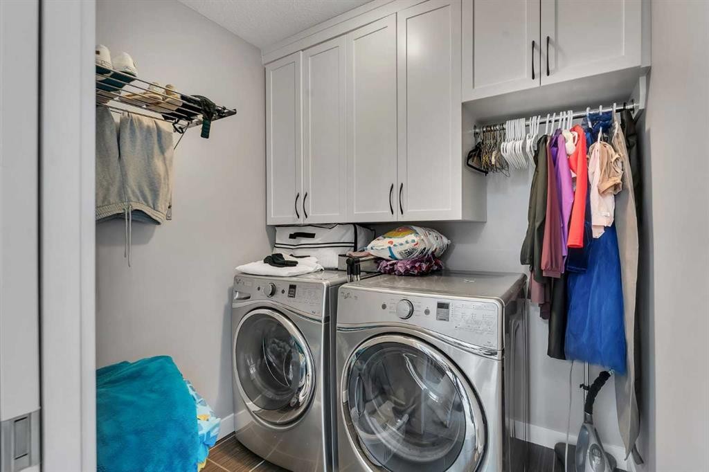 140 Rainbow Falls Heath, Chestermere, AB - Indoor Photo Showing Laundry Room
