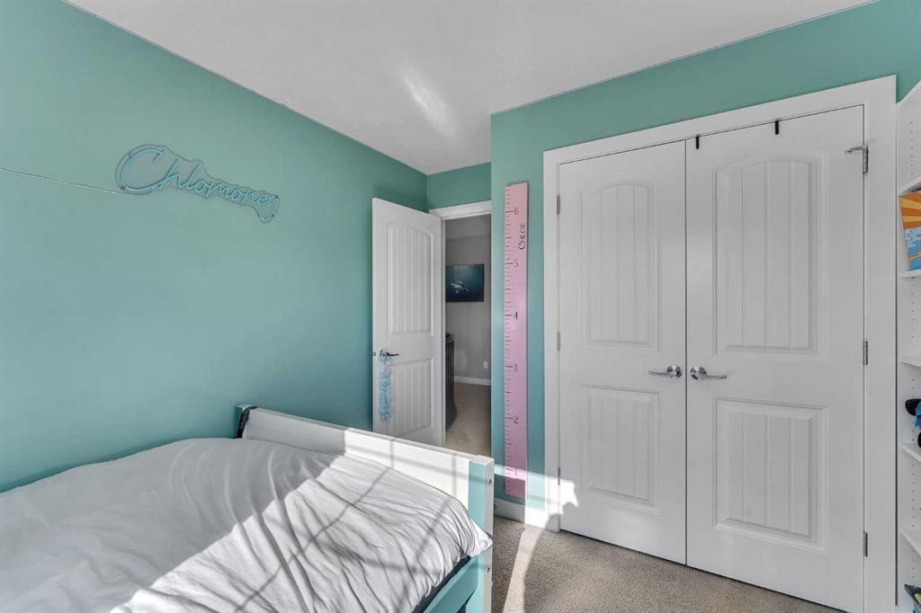 140 Rainbow Falls Heath, Chestermere, AB - Indoor Photo Showing Bedroom