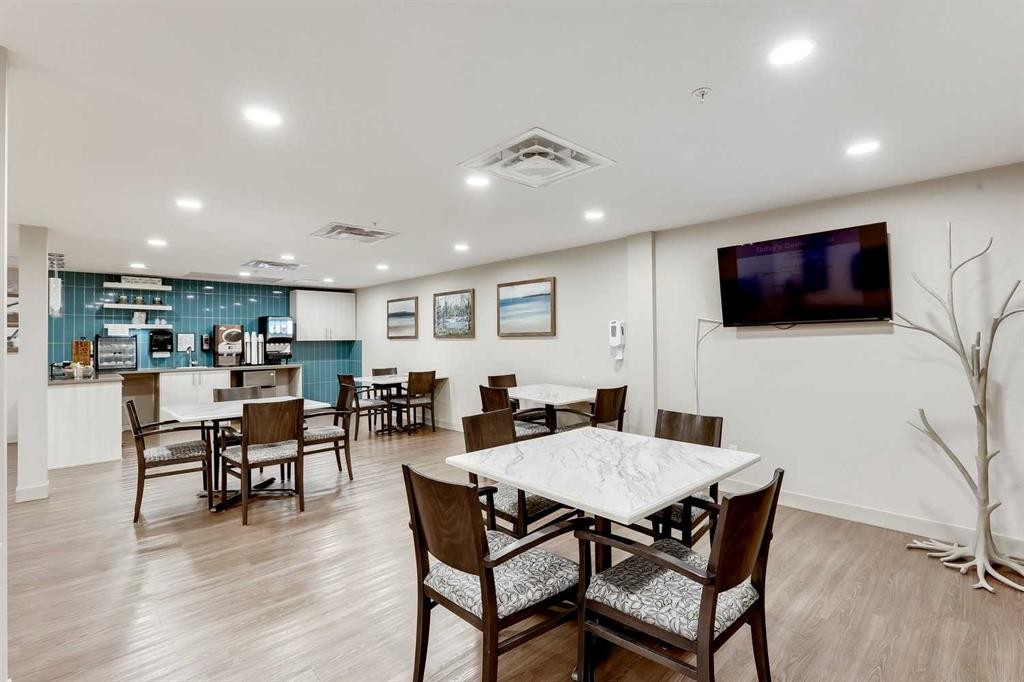 404-2635 Eversyde Avenue Sw, Calgary, AB - Indoor