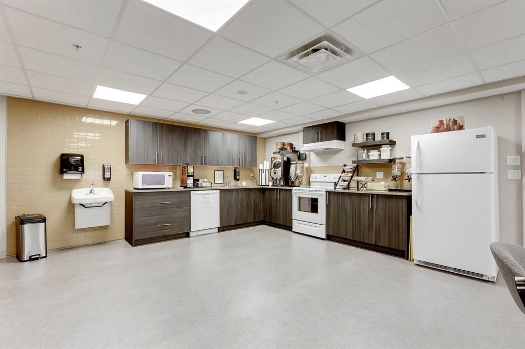 404-2635 Eversyde Avenue Sw, Calgary, AB - Indoor